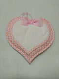 Fiocco nascita da ricamo a forma di cuore a quadretti con fiocco organza